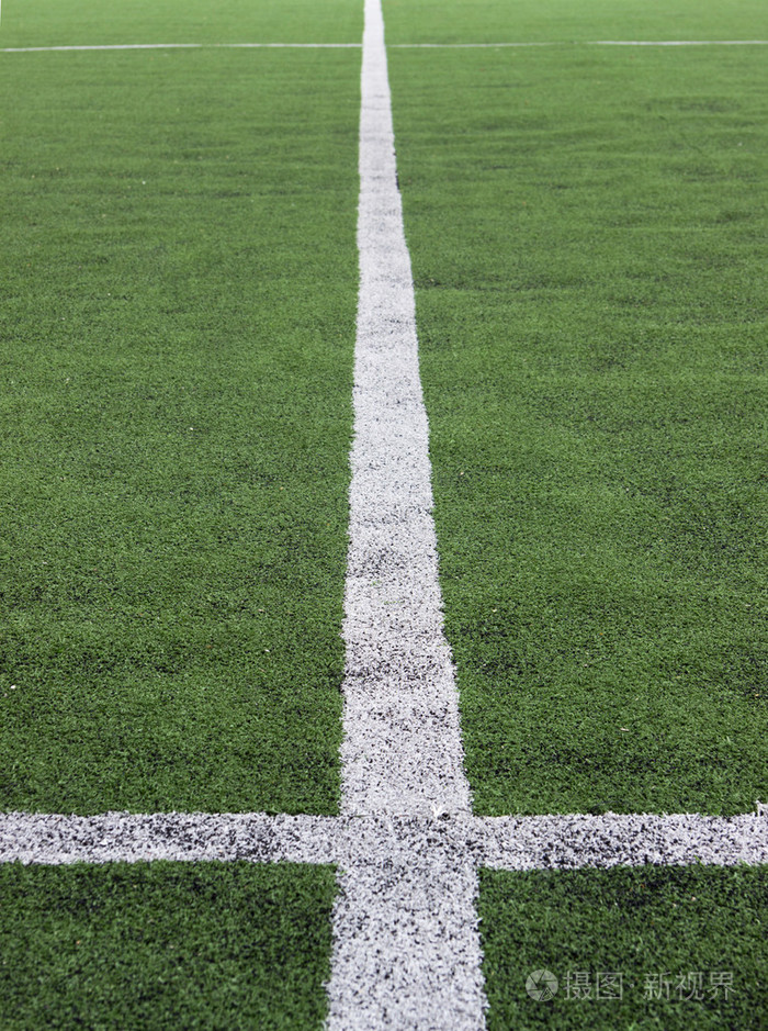 白色条纹上绿色的足球场从顶视图