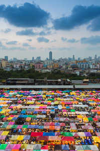 暮光之城在城市市区在多颜色周末市场，泰国曼谷