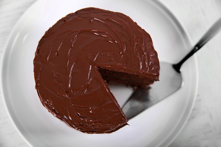 对板的切割的片的看法，从上面的巧克力蛋糕