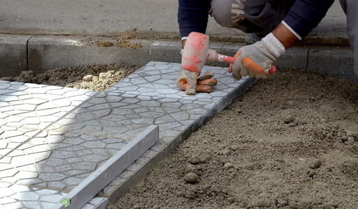 男工人铺设砖砌图片