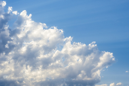 阳光透过蓝天上的阴霾 可以用作背景和戏剧性的样子, 阳光透过云层