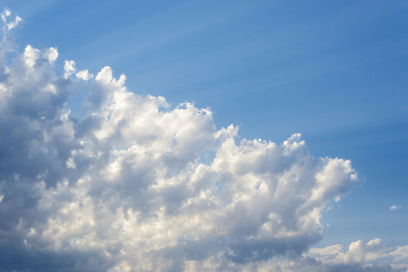 阳光透过蓝天上的阴霾 可以用作背景和戏剧性的样子, 阳光透过云层