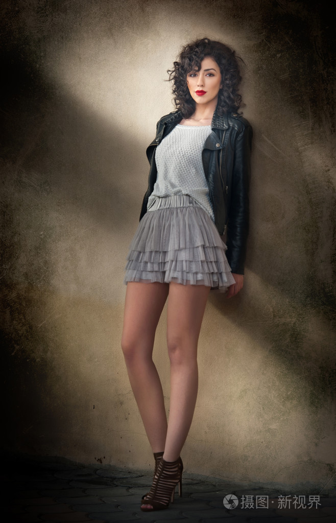 感性的女孩构成的全长画像