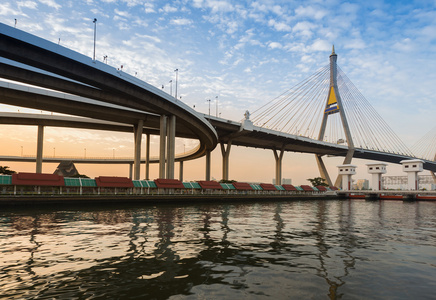 悬索桥跨越曼谷河