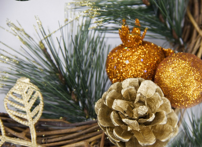 圣诞花环与松果和金饰圣诞节德
