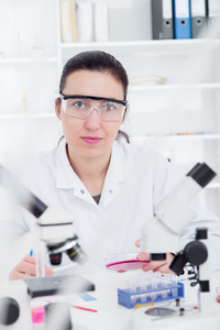 女性研究员在实验室里的玻璃设备