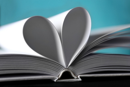 本书的床单弯曲成心脏的形状