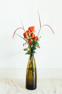 玫瑰插在花瓶里的花