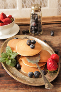 草莓和蓝莓的早餐煎饼
