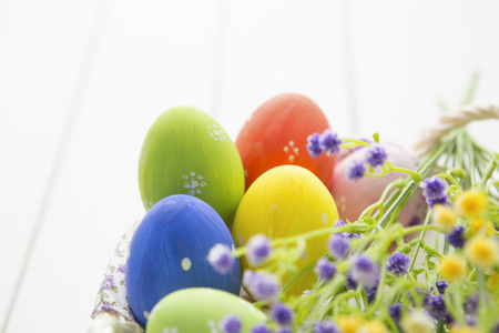 多彩多姿的复活节彩蛋在篮子里的花
