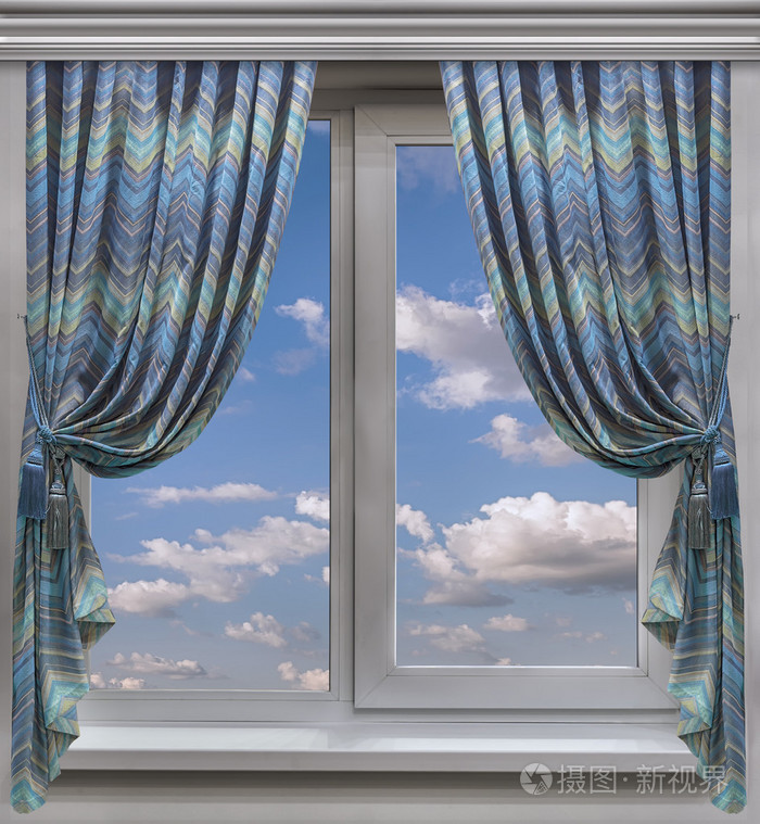 条纹的窗帘装饰窗户俯视的蓝蓝的天空和轻云