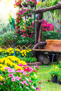 在鲜花的花园里的木椅