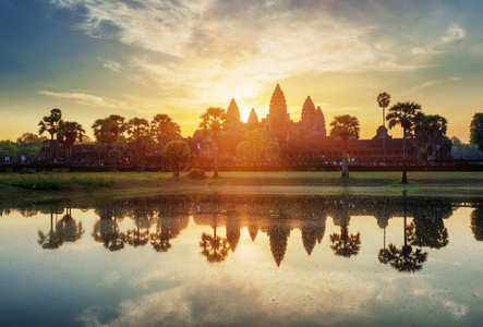 日出时的古代吴哥窟柬埔寨神秘塔