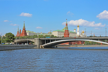 著名的视图的莫斯科河和克里姆林宫在美丽清除的一天