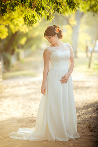 在花园里的白色礼服的新娘