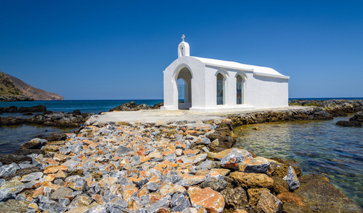 小白色教堂里吉亚基镇上希腊克里特岛附近海域