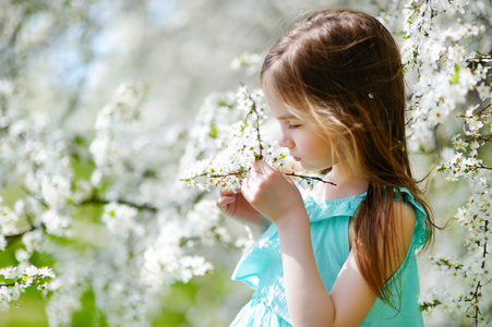 女孩在盛开的樱花园