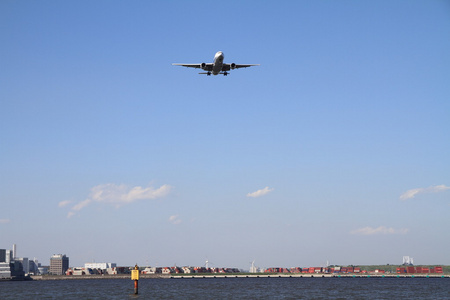 飞机降落在羽田机场 B777 和海