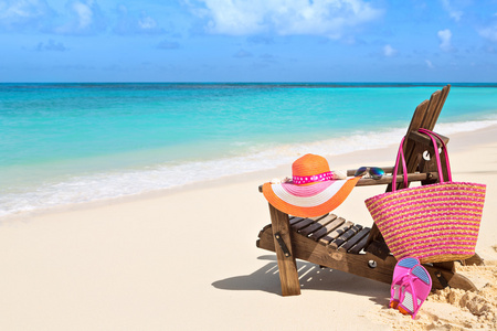 包 帽子 拖鞋和太阳镜上阳光明媚的海滩，椅子上 t
