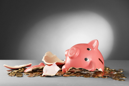 破碎的存钱罐砸碎小猪存钱罐破碎的储钱罐与裂缝和"破产"标签小猪莫奈