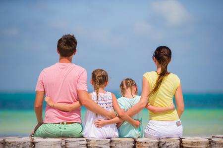 一家四口幸福家庭图片大全