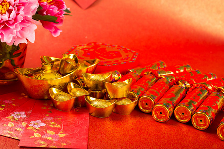 中国新年金色烟花装饰与字符福字意味着好运