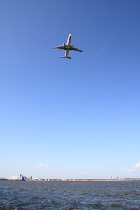 飞机降落在羽田机场 B737 和海