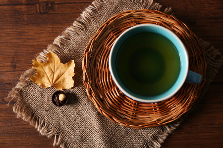 杯茶，秋装饰木制的桌子上