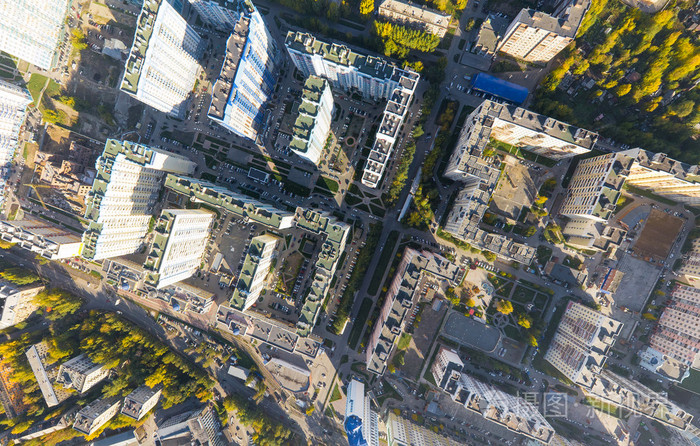 空中城市视野与十字路口,路,房子,大厦和公园