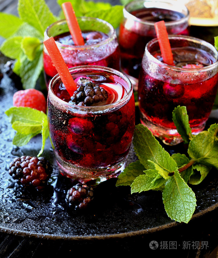 在玻璃的浆果选择性焦点莓果汁