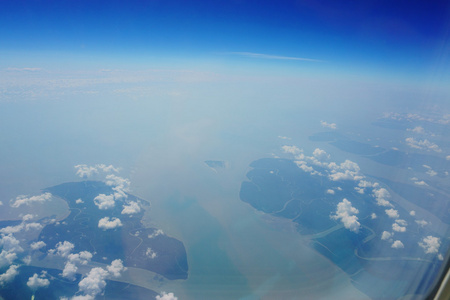 从飞机窗口天空云彩看