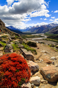 山风景，山与河景观，巴塔哥尼亚，南美洲