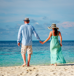 度假夫妇走在热带海滩马尔代夫