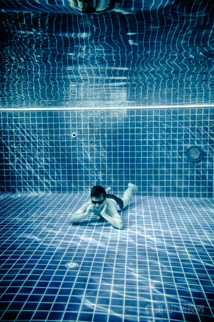 人是根据在泳池里的水