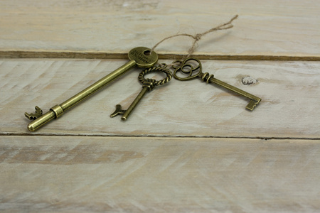 木制背景上的古董钥匙