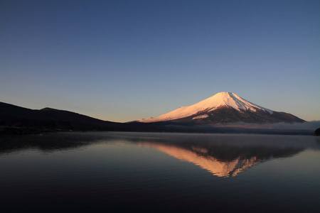 红 红富士，视图从日本山梨县山中湖富士山