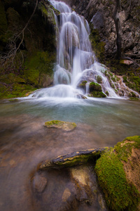 美丽的瀑布和山间小溪在特兰西瓦尼亚
