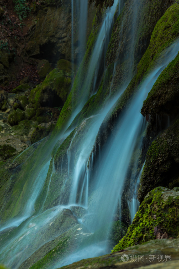 美丽的瀑布和山间小溪在特兰西瓦尼亚