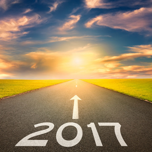 空条笔直的道路，到日落时即将 2017 年