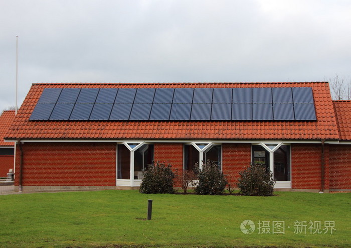 太阳红房子的屋顶太阳能电池板单元格