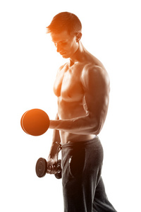 运动男子显示肌肉发达的身体和做运动与哑巴
