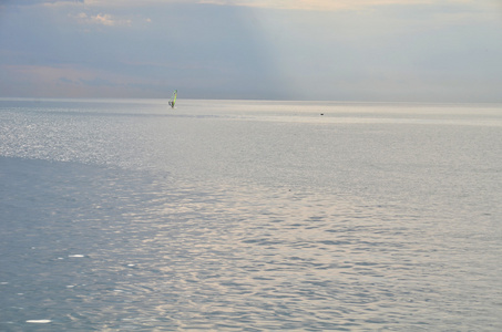 一个孤独的人在海中