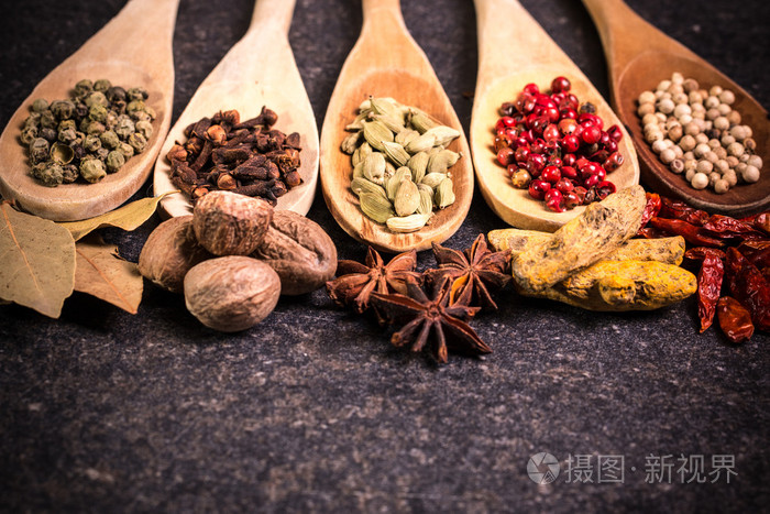 香料和佐料放木桌上药用的概念