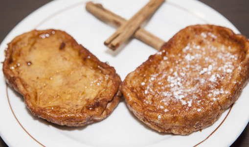 传统圣洁星期 torrijas 在板材