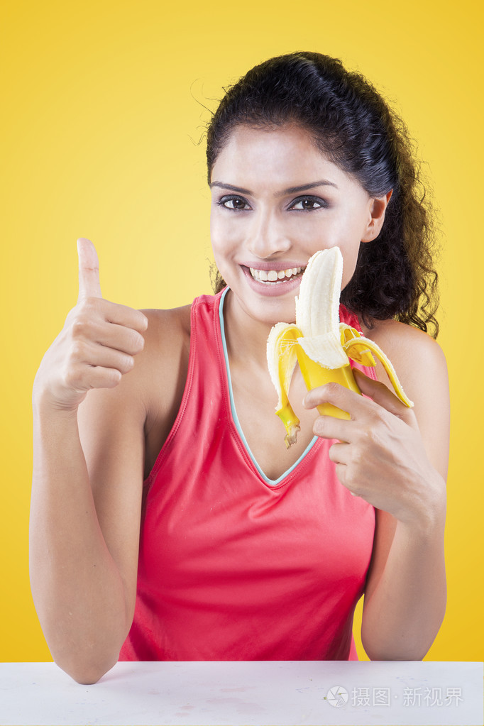 印度女人吃一根香蕉