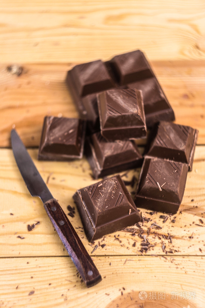 切碎的黑巧克力