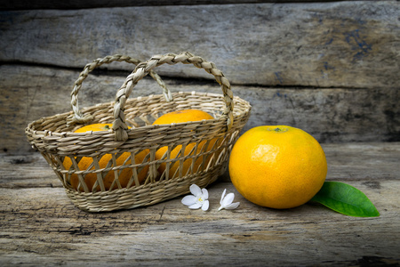 在篮子里的新鲜橘子