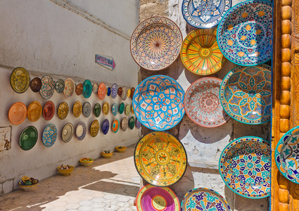 在马拉喀什的街头墙壁上传统多彩摩洛哥板