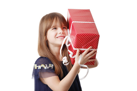 女孩抱着一个礼物盒