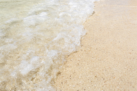 在沙滩上海中的波浪